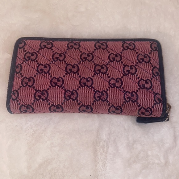 Like new Gucci wallet 100% authentic! - Picture 3 of 5